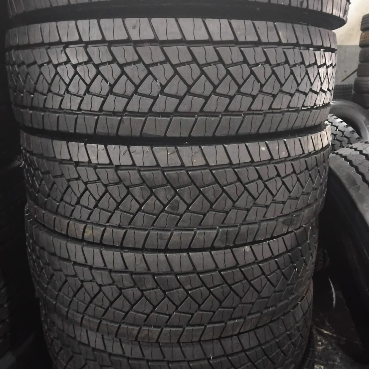 Close-up of 315/80R22.5 M100 retread tread