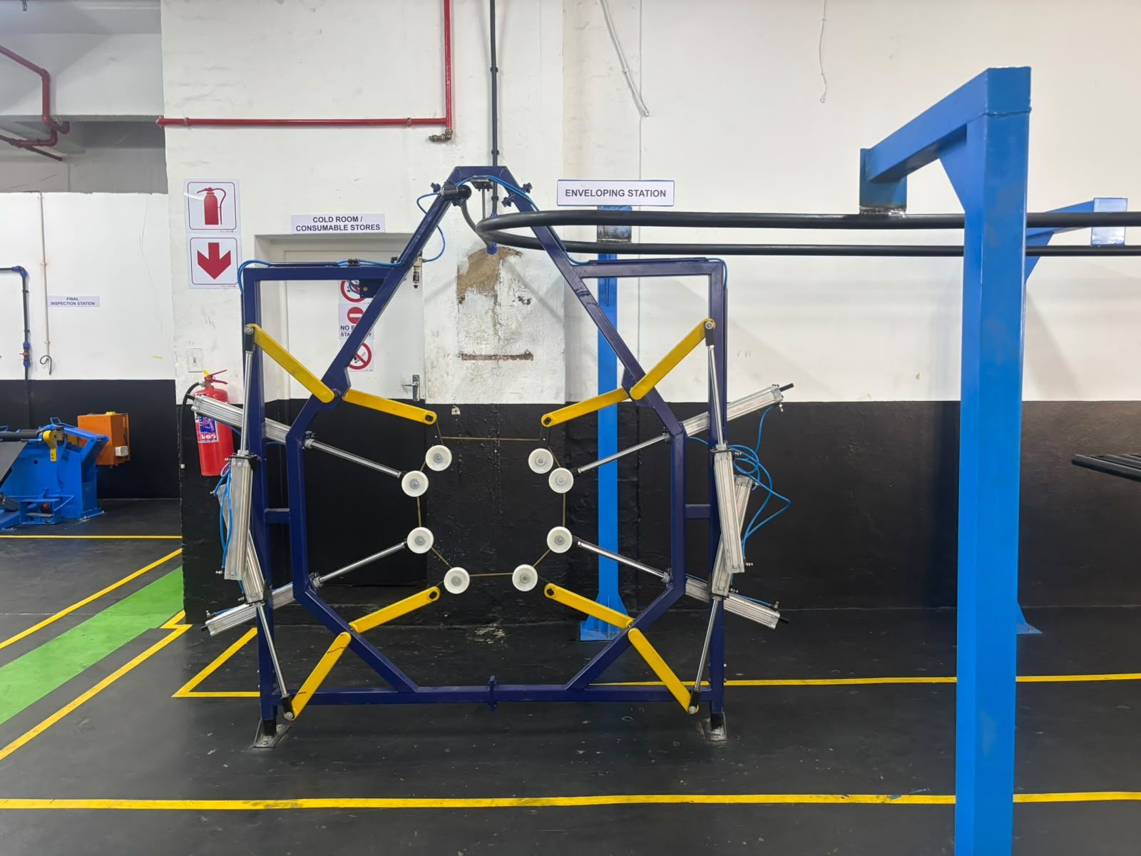 Enveloping station frame in the 3G Tyres retread plant